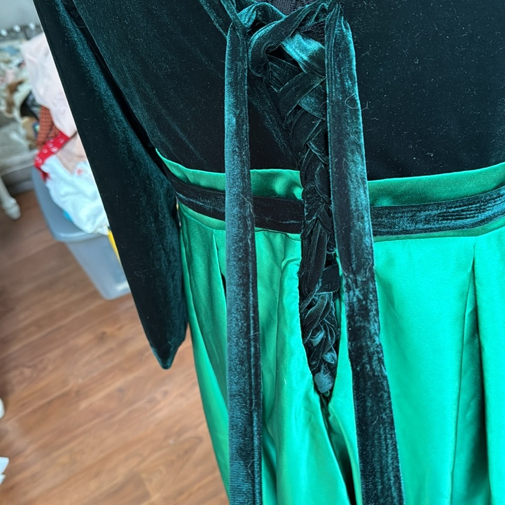 Elegant Green Velvet & Satin Evening Dress - Picture 6 of 8